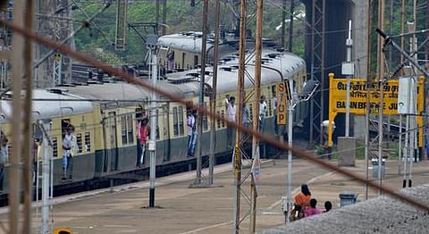 போக்குவரத்து ஊழியர்கள் வேலை நிறுத்தம்: சென்னையில் நாளை சிறப்பு மின்சார ரயில்களை இயக்க முடிவு