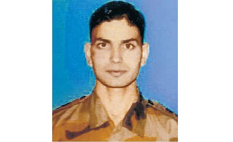 கொல்லப்பட்ட ராணுவ வீரர் உமர் பயஸ் குடும்பத்துக்கு ரூ.75 லட்சம் நிதி ராணுவப் பள்ளிக்கும் உமர் பயஸ் பெயர்