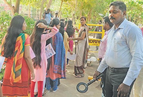 அலசல்: விதிமுறைக்கு விலை கண்ணியமா?