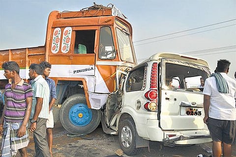 குளித்தலை அருகே கோர விபத்து: புதுமாப்பிள்ளை உட்பட 7 பேர் பரிதாப பலி - கேரளா, மகாராஷ்டிராவைச் சேர்ந்தவர்கள்