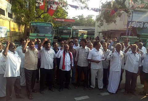 புதுச்சேரியிலும் தமிழக அரசுப் பேருந்துகள் இயங்கவில்லை: பயணிகள் அவதி