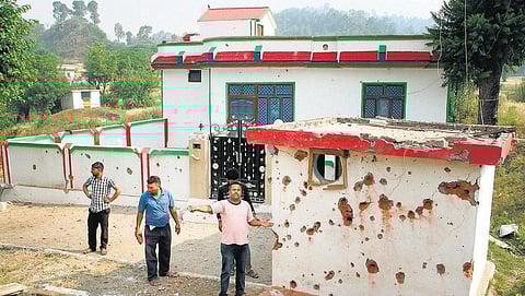 காஷ்மீரில் 2-வது நாளாக பாக். ராணுவம் தாக்குதல்: கிராம மக்கள் 1,000 பேர் வெளியேற்றம்