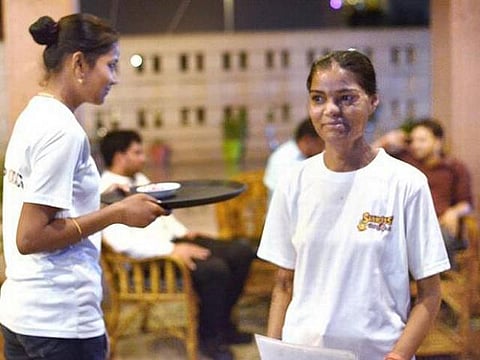 அவர்களுக்கு ஒரு மறுவாழ்வு: அமில வீச்சால் பாதிக்கப்பட்டோருக்கு வேலை வழங்கும் உணவகம்