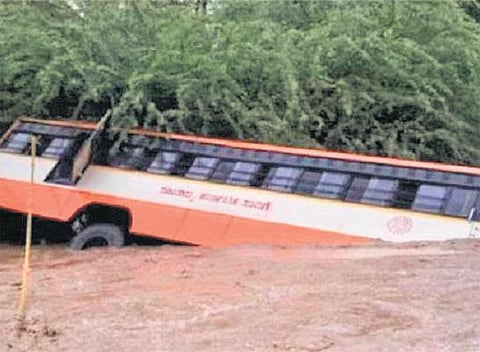 வட கர்நாடகாவில் திடீர் மழை: வெள்ளத்தில் அடித்து செல்லப்பட்ட பேருந்தை மீட்ட கிராம மக்கள்