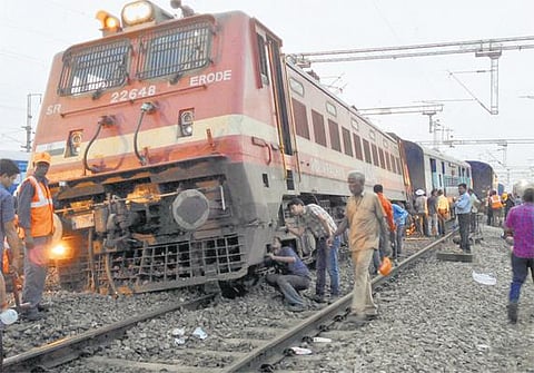 அரக்கோணம் அருகே ஏற்காடு விரைவு ரயில் தடம் புரண்டது: மின்சார ரயில்கள் ரத்து