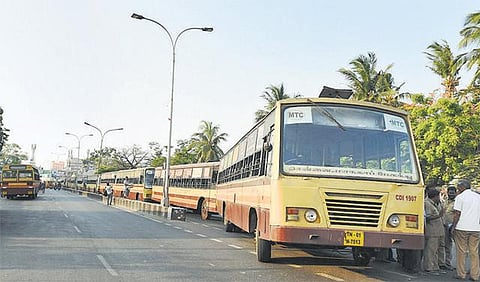 போக்குவரத்து தொழிலாளர்கள் போராட்டம்: அரசுக்கு கட்சித் தலைவர்கள் கோரிக்கை