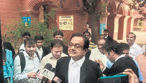 சிபிஐ சோதனைக்கு நடுவே தனியார் நிறுவனம் சார்பில் பெங்களூரு நீதிமன்றத்தில் வாதாடிய ப.சிதம்பரம்