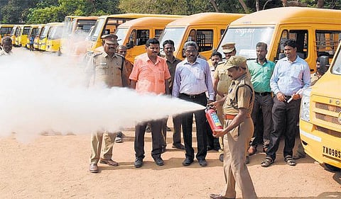 பள்ளி வாகனங்களில் பாதுகாப்பு அம்சங்கள் ஆய்வு: குறைபாடு இருந்தால் தகுதிச் சான்று மறுப்பு