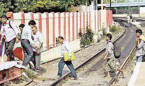 சென்னை கோட்டத்தில் கடந்த 4 மாதங்களில் ரயில்பாதையை கடக்க முயன்ற 428 பேர் பலி: 300 மீட்டர் தூரத்துக்கு சுற்றுச்சுவர் அமைக்க பரிந்துரை