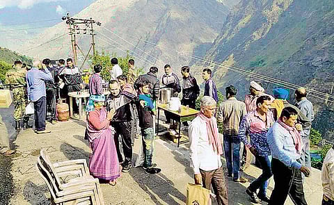 உத்தராகண்டில் கடும் நிலச்சரிவு பத்ரிநாத் யாத்திரை செல்லும் 2,000-க்கும் மேற்பட்ட பக்தர்கள் தவிப்பு