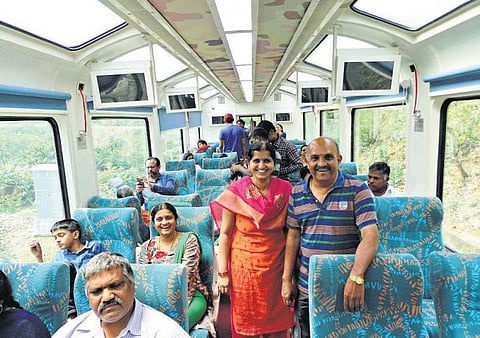 இது எங்க சுற்றுலா: பரவசமூட்டிய கண்ணாடி ரயில்!