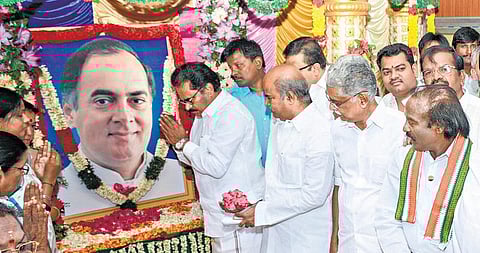 ராஜீவ் காந்தி 26-வது நினைவுநாள்: நினைவிடத்தில் தலைவர்கள் மலரஞ்சலி