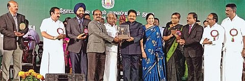 உதகை மலர் கண்காட்சியில் ஆளுநர் கோப்பையை வென்றது அருவங்காடு வெடிமருந்து தொழிற்சாலை