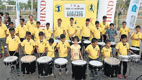 ‘தி இந்து’ குழுமம், மாநகர காவல்துறை இணைந்து நடத்தும் கார்கள் இல்லாத ஞாயிறு விழா மெரினா கடற்கரையில் தொடக்கம்: ஆயிரக்கணக்கானோர் பங்கேற்று விளையாடி மகிழ்ந்தனர்