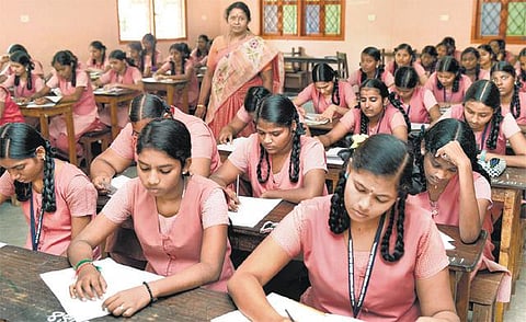 பிளஸ்-2 பொதுத் தேர்வு முறையில் மாற்றம்: பாடங்களுக்கான மதிப்பெண் 200-ல் இருந்து 100 ஆக குறைகிறது- தேர்வு நேரத்தை குறைக்கவும் பள்ளிக்கல்வித் துறை திட்டம்