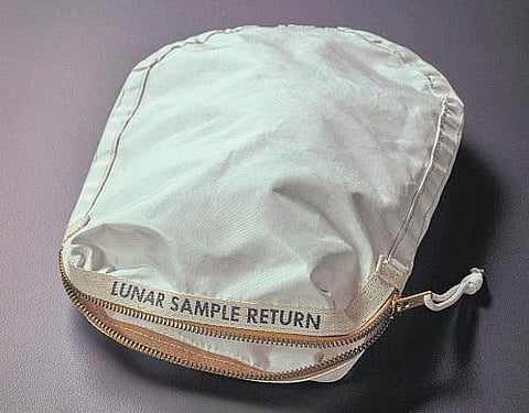 48 ஆண்டுக்கு முன்பு நிலா மண் கொண்டு வந்த பை ஏலம்