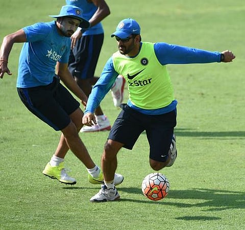 தோனிக்கும் எங்களுக்கும் இடையே பாகுபாடு காட்டுவது ஏன்? - ஹர்பஜன் சிங் காட்டம்