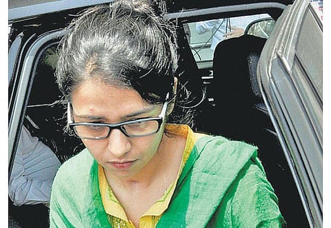 துப்பாக்கி முனையில் மிரட்டி பாக். இளைஞர் திருமணம் செய்த இந்தியப் பெண் நாடு திரும்பினார்: சுஷ்மா ஸ்வராஜ் வரவேற்பு