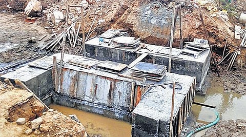 காரைக்கால் மாவட்ட நிர்வாகம் நடவடிக்கை எடுக்காததால் பாலம் கட்ட களம் இறங்கிய கிராம மக்கள்: சட்டம் ஒழுங்கு பிரச்சினையால் பணியை நிறுத்த ஆட்சியர் அறிவுரை