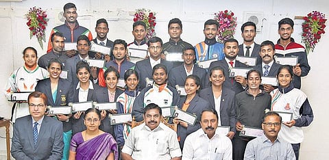 தேசிய, சர்வதேச விளையாட்டு போட்டிகளில் பதக்கம் வென்ற தமிழக வீரர்களுக்கு ஊக்கத்தொகை: முதல்வர் கே.பழனிசாமி வழங்கினார்