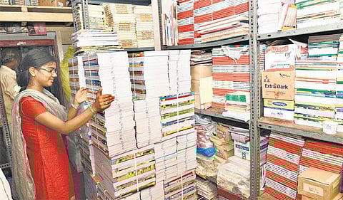 பள்ளி நோட்டுகளுக்கு தட்டுப்பாடு அபாயம்: தண்ணீர் பற்றாக்குறையால் காகித தொழிற்சாலைகளில் உற்பத்தி வீழ்ச்சி