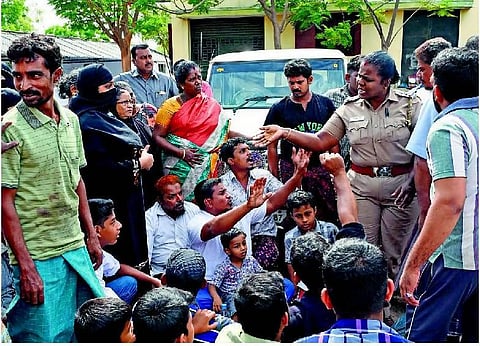 மாநகராட்சி அதிகாரிகளை சிறை பிடித்து மாட்டிறைச்சி விற்பனையாளர்கள் போராட்டம்