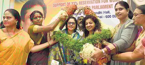 பேரவையில் ஜெயலலிதா படத்தை திறப்பதில் தவறில்லை: மகிளா காங்கிரஸ் பொதுச்செயலாளர் நக்மா கருத்து