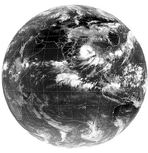 புதுச்சேரி, கடலூரில் 2-ம் எண் புயல் எச்சரிக்கை கூண்டு ஏற்றம்