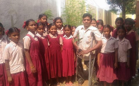 அன்பாசிரியர் 37: லோகநாதன் - ஆதரவற்ற மாணவர்களுக்கு வழிகாட்டும் மாற்றுத்திறனாளி ஆசிரியர்!