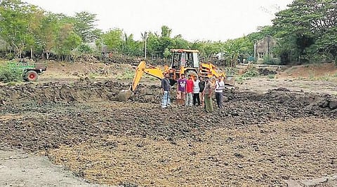 திருவாரூர் மாவட்டத்தில் உள்ள குளத்தை தூர்வாரும் பணியில் களமிறங்கிய சென்னை இளைஞர்கள்: ஜல்லிக்கட்டு போராட்டத்தின்போது உதயமான திட்டம்