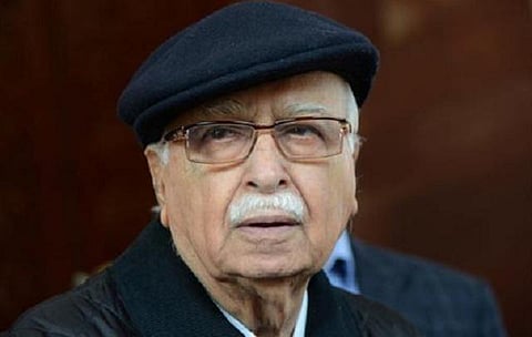 எல்.கே.அத்வானியுடன் யோகி ஆதித்யநாத் சந்திப்பு