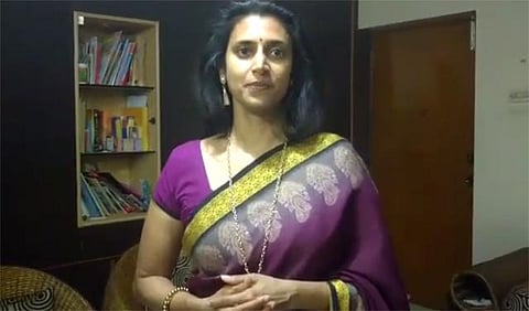 முத்தப் போராட்டத்துக்கும் மாட்டிறைச்சி திருவிழாவுக்கும் என்ன பெரிய வித்தியாசம்: கஸ்தூரி சாடல்