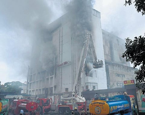 சென்னை சில்க்ஸ் ஜவுளி கடையில் பயங்கர தீ: தி.நகரை சூழ்ந்தது கரும்புகை- 7 மாடி கட்டிடம் இடிந்து விழும் அபாயம்