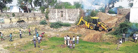விருதுநகர் அருகே சத்திரரெட்டியபட்டியில் பொதுமக்களுடன் இணைந்து குளத்தை தூர்வாரும் இளைஞர்கள்