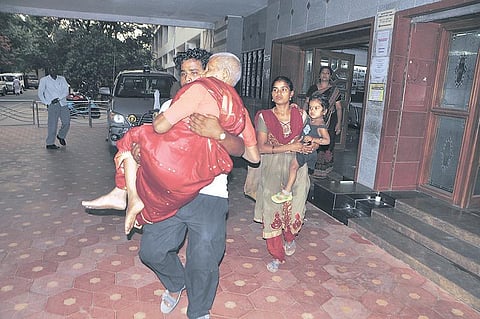 நில அபகரிப்பு புகாரில் போலீஸார் பாரபட்சம்: ஆட்சியர் அலுவலகத்தில் விவசாயி குடும்பத்தினர் தீக்குளிக்க முயற்சி