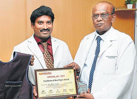 சுற்றுச்சூழலுக்கு மாசு ஏற்படுத்தாத கதிர்வீச்சு ஊடுருவாத பாதுகாப்பு கவச ஆடை: மதுரை அரசு மருத்துவ கல்லூரி பேராசிரியர் உருவாக்கினார்