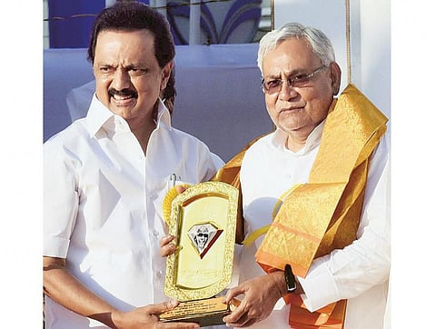 சமூக நீதிக்கு குரல் கொடுப்பவர்: கருணாநிதி வைரவிழாவில் பிஹார் முதல்வர் நிதிஷ்குமார் பாராட்டு