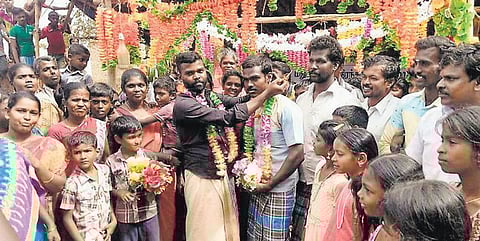 ஆணுக்கு ஆண் தாலி கட்டினர்: பாவூர்சத்திரம் அருகே மதுக்கடையை அகற்றக் கோரி நூதன போராட்டம்