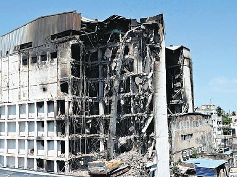 தீ விபத்துக்குள்ளான சென்னை சில்க்ஸ் கட்டிடத்தை இடிக்கும் பணி: 4-வது நாளாக தொடர்கிறது