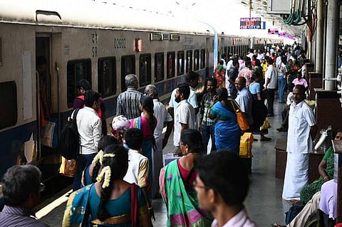 முன்பதிவு செய்த இருக்கையில் வேறு ஒருவர் பயணம்: பயணிக்கு ரூ.75 ஆயிரம் இழப்பீடு; ரயில்வே துறைக்கு நுகர்வோர் ஆணையம் உத்தரவு