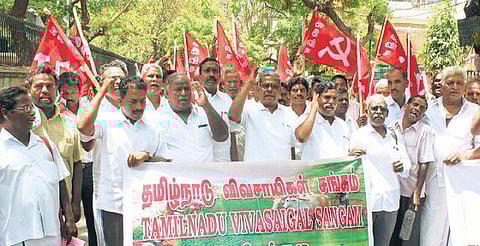 இறைச்சிக்காக மாடுகளை விற்க தடை செய்து உத்தரவு: மத்திய அரசுக்கு எதிராக விவசாயிகள் போராட்டம்