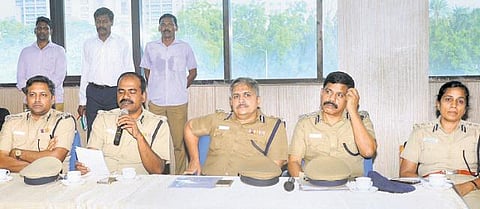 மாணவர்களின் பாதுகாப்பு கருதி அனைத்து பள்ளி நுழைவாயில்களிலும் கண்காணிப்பு கேமரா பொருத்த வேண்டும்: காவல் ஆணையர் ஏ.கே விஸ்வநாதன் உத்தரவு