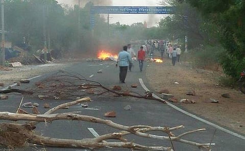 கடன் தள்ளுபடி செய்யக் கோரி ம.பி.யில் விவசாயிகள் போராட்டம்: போலீஸ் துப்பாக்கிச் சூட்டில் 5 பேர் பரிதாப பலி