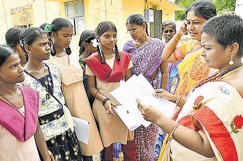 அரசு காப்பகத்தில் 65 குழந்தைகள் வெளியேற்றம்: மூட்டை முடிச்சுகளுடன் நடுரோட்டில் தவித்த அவலம்