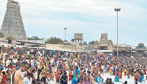 திருச்செந்தூரில் வைகாசி விசாக திருவிழா: பல்லாயிரக்கணக்கான பக்தர்கள் கடலில் நீராடி சுவாமி தரிசனம் செய்தனர்