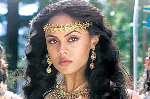 ‘பாகுபலி’ கதாசிரியர் கைவண்ணத்தில் ‘ஆரம்ப்’: சீரியல் கதாநாயகியாகிறார் கார்த்திகா