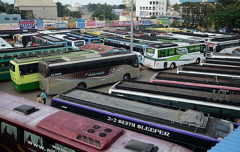 கோயம்பேடு அருகே ஆம்னி பஸ்ஸை கடத்தி பயணிகளிடம் கத்தி முனையில் கொள்ளையடிக்க முயற்சி: இளைஞர் கைது, 4 பேர் தலைமறைவு