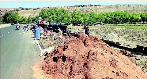 செம்மண்ணில் நடக்கும் அரசு கட்டுமானப் பணிகள்: மணல் தட்டுப்பாட்டால் நேர்ந்த கதி