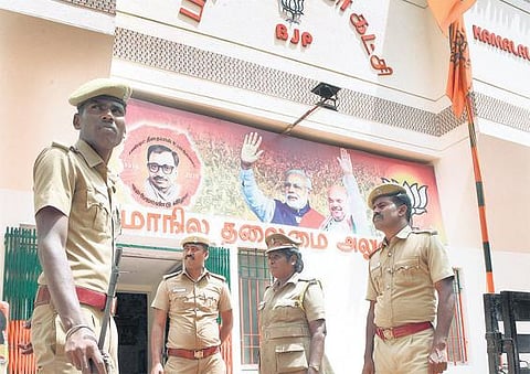 தமிழக பாஜக தலைவர் தமிழிசைக்கு மிரட்டல் விடுத்தது யார்? மும்பைக்கு விரைகிறது தனிப்படை: வீடு, கட்சி அலுவலகத்தில் பாதுகாப்பு அதிகரிப்பு