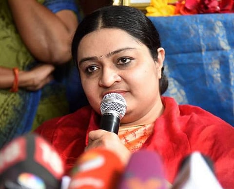 போயஸ் தோட்ட இல்லத்தில் தீபா பாதுகாவலர்களால் தடுக்கப்பட்டதாகத் தகவல்